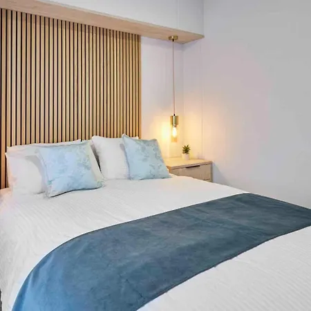 Host & - Linden Lodge, Ashdown Retreat Chalet Pickering