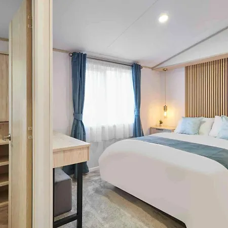 Host & - Linden Lodge, Ashdown Retreat Dağ evi