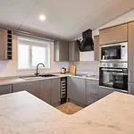Host & - Linden Lodge, Ashdown Retreat